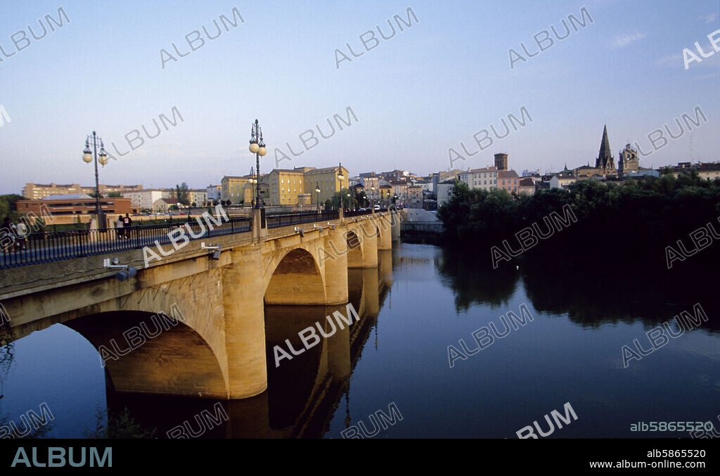 Logroño, río Ebro, Puente de Piedra e iglesia Santa María del Palacio; Camino de Santiago.