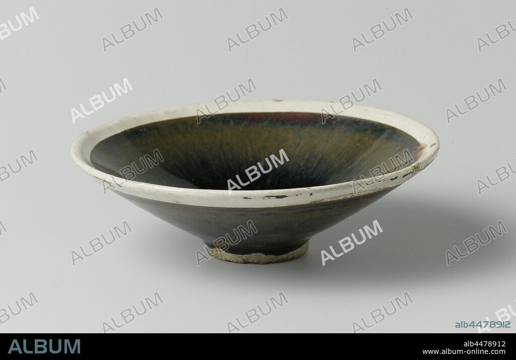 Shallow tea bowl with a 'hare's fur' glaze, Shallow bowl of stoneware, covered with a dark blue glaze with golden brown stripes (hare skin). The bottom is unglazed. The bowl has a white rim. Jian., anonymous, China, c. 960 - c. 1279, Song-dynasty (960-1279), stoneware, glaze, vitrification, h 4.6 cm d 14.6 cm d 4 cm.