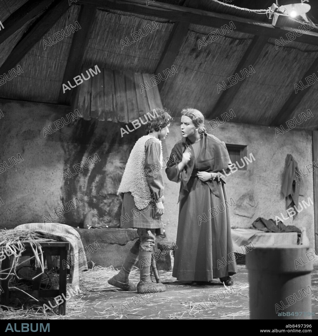 ARKIV STOCKHOLM 1955-12-25. Mezzosopranen Bette Björling (t. h) i rollen som Amahls mor och barnskådespelaren gossopran Christer Olsson (t. v.) i rollen som Amahl i televisionsoperan Amahl och de nattliga besökarna, skriven av Gian-Carlo Menotti. Regi Else Fisher. Programmet sändes första gången 1955-12-25.. Foto: Jarl Ekenryd / SVT / Kod: 5600. RiR 12351 / Sv/v negativ.