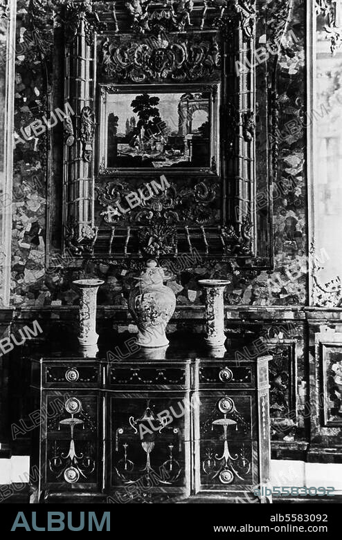 Zarskoje Selo, heute Puschkin (Sowjetunion), Palast Katharinas. - Bernsteinzimmer (1721-63 gearbeitet; Geschenk des preuß. Königs; seit 1944 verschollen): Teilansicht der Wandgliederung mit dem 1997 wieder aufgetauchten Mosaik. Foto, um 1935.