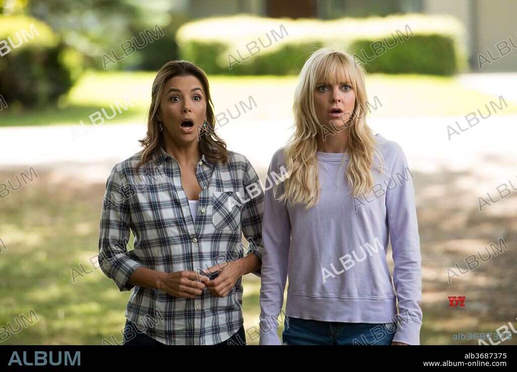 ANNA FARIS y EVA LONGORA. ANNA FARIS y EVA LONGORIA en UN MAR DE ENREDOS, 2018 (OVERBOARD), dirigida por BOB FISHER y ROB GREENBERG. Copyright Metro-Goldwyn-Mayer (MGM).