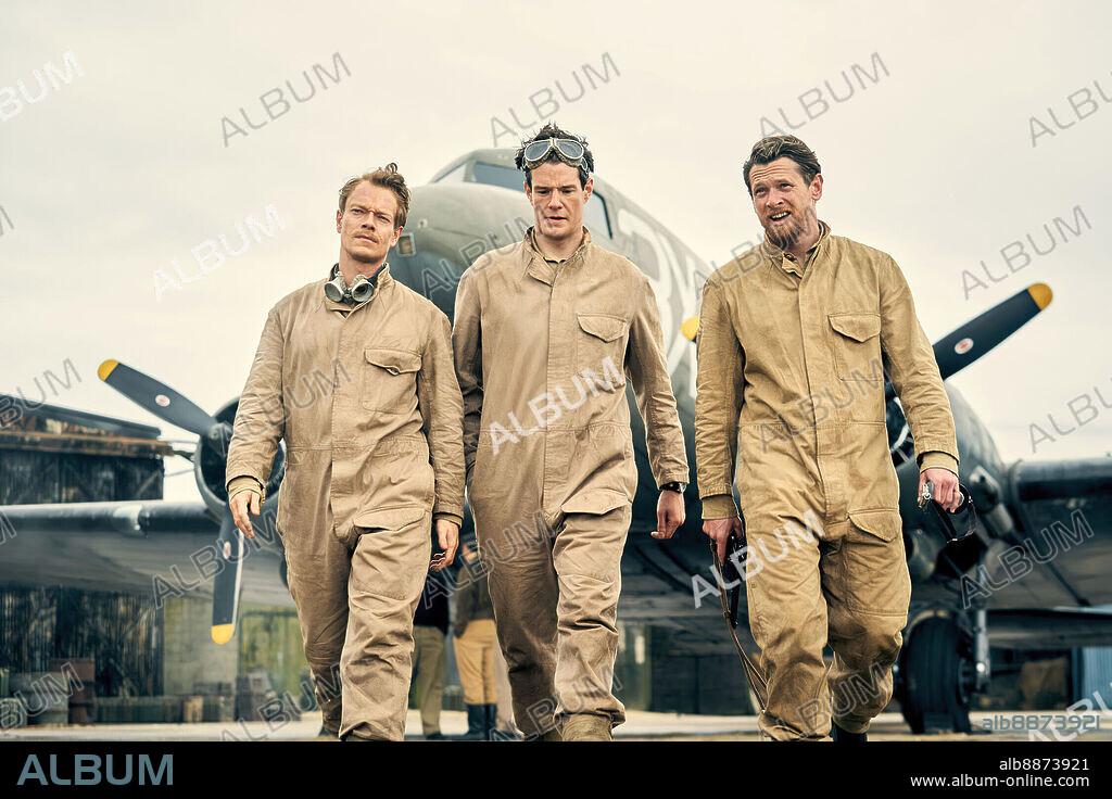 ALFIE ALLEN, CONNOR SWINDELLS and JACK O'CONNELL in SAS ROGUE HEROES, 2022, directed by TOM SHANKLAND. Copyright Kudos Productions / K Films.