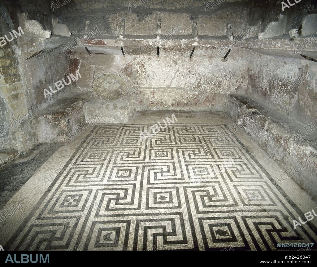 ARTE ROMANO. ITALIA. TERMAS URBANAS. Construídas en el primer periodo augusto (10 a. C.). Se subdividen en secciones para hombre y mujeres. Interior de la sala "TEPIDARIUM" FEMENINO con repisas para la lencería y pavimento cubierto de MOSAICO de teselas blancas y negras con dibujo geométrico. HERCULANO. La Campania.