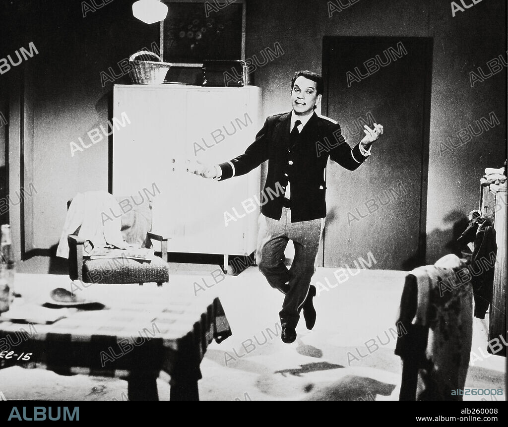 CANTINFLAS en CONSERJE PARA TODO, 1974 (CONSERJE EN CONDOMINIO), dirigida por MIGUEL M. DELGADO. Copyright RIOMA FILMS, S.A.