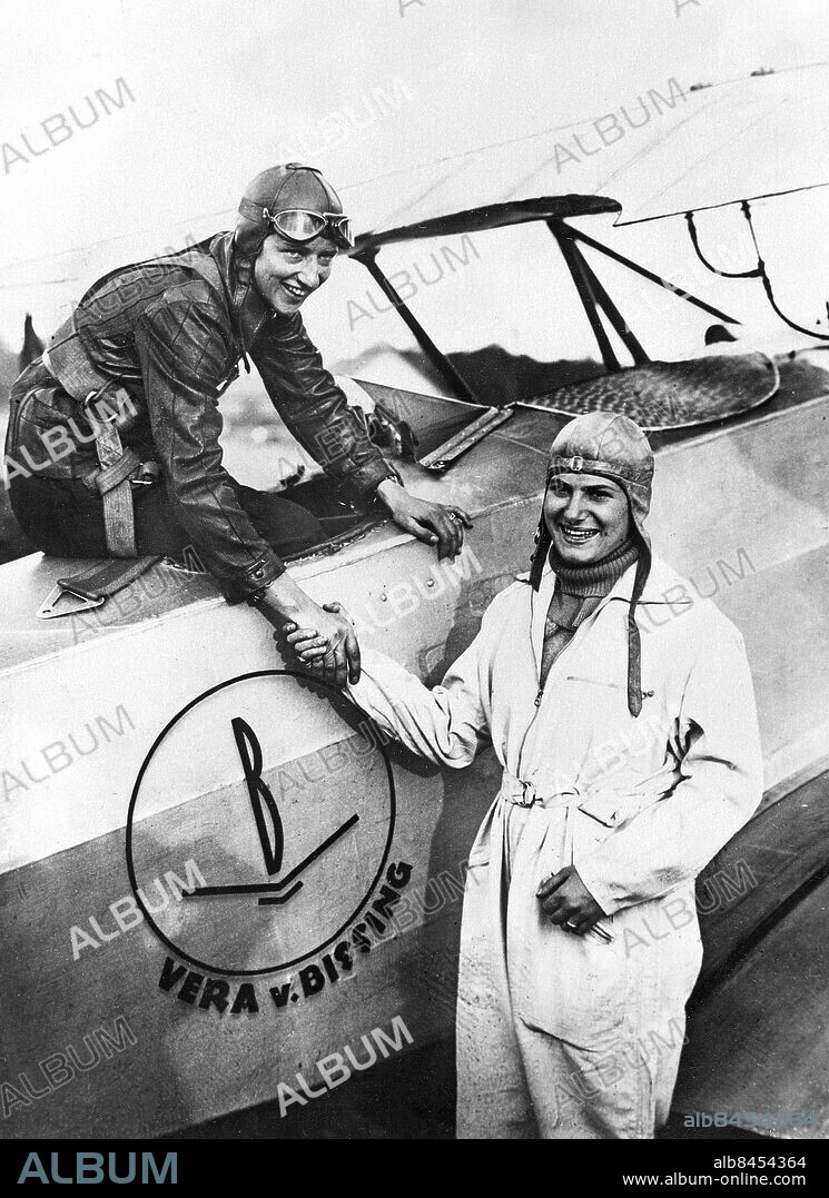 FRANKRIKE VILLACOUBLAY 1933-10-08. Orig. bildtext... FRIEDLICHER LUFTKAMPF DEUTSCHLAND-FRANKREICH. An dem Flugmeeting am 8.10. in Villacoublay beteiligte sich auch die bekannte deutsche Pilotin Vera von Bissing. Die deutsche Fliegerin Hand in Hand mit ihrer französischen Kollegin Helene Boucher. Foto: Robert Sennecke / AB Text & Bilder / SVT / Kod: 5600 Mapp: Bissing, Vera von V von Bissing, 1906-2002, tysk flygare. H Boucher, 1908-1934, fransk flygare. Konstflygning Leende Handslag persons: HELENE BOUCHER;VERA VON BISSING sites: TYSKLAND*;VILLACOUBLAY;FRANKRIKE.