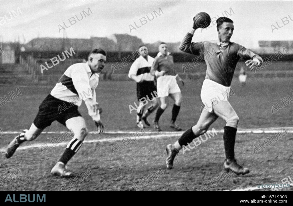 Handball throw - German meisterchaft police (Berlin) against Hindenburg (Allenstein). ©TopFoto.