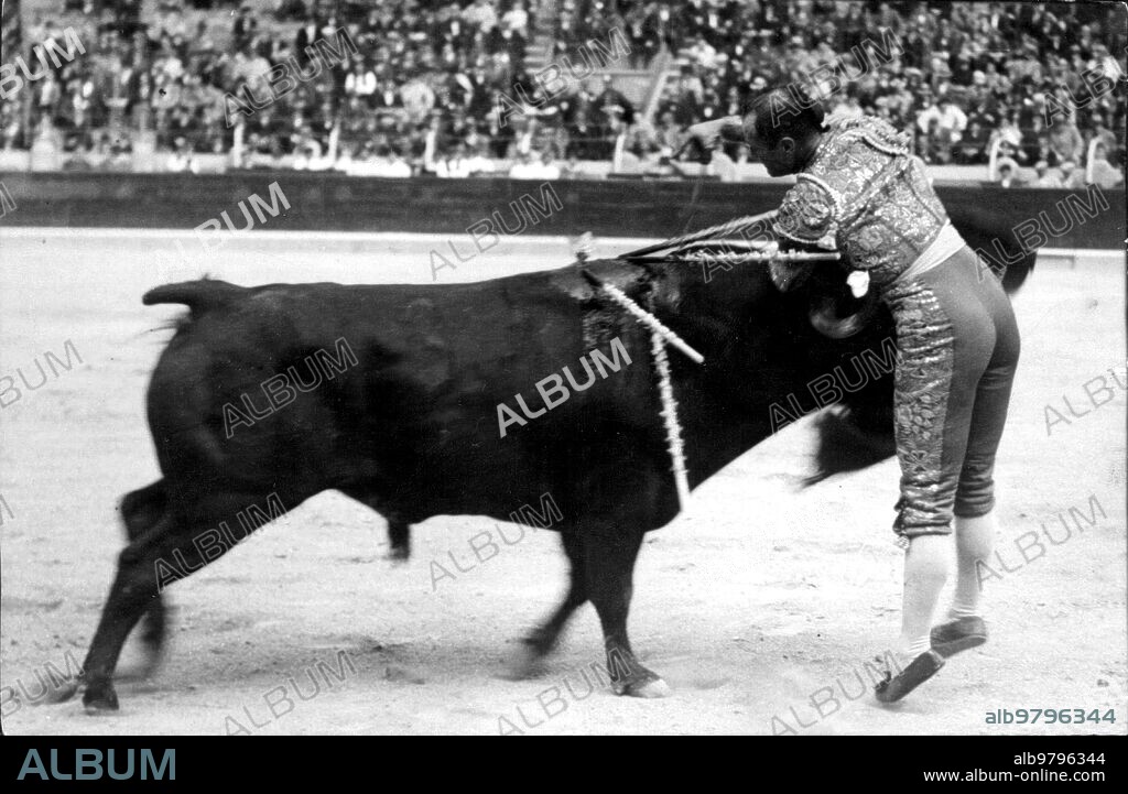 Saragossa. 04/20/1930. Nicanor Villalta in one of his magnificent lunges in the inaugural bullfight of the bullfighting season in the Zaragoza bullring.
