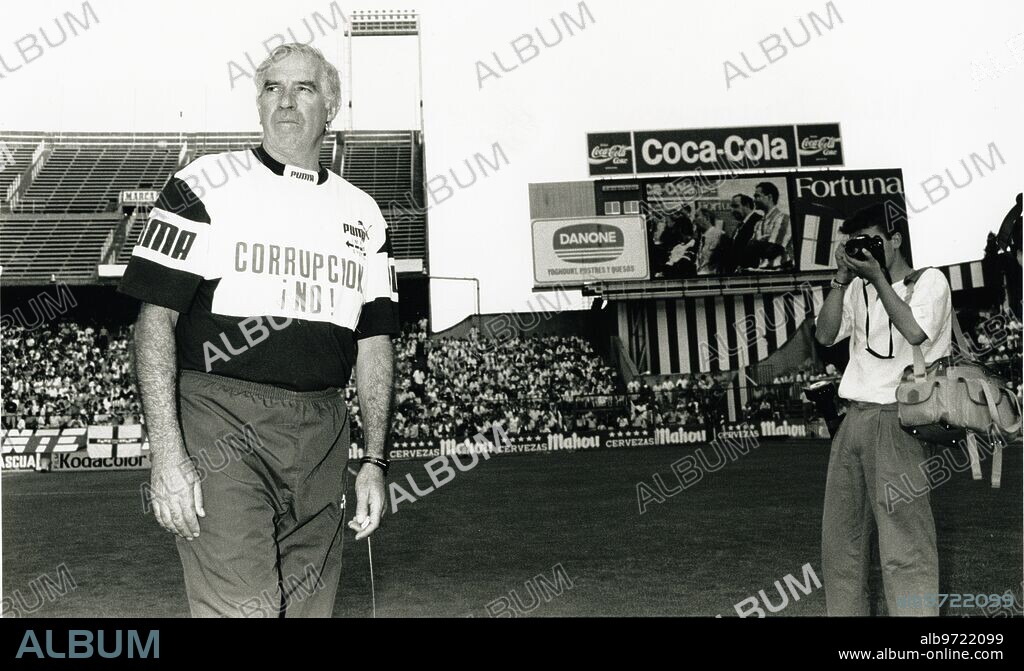 27 julio 1991. Luis Aragones en el Atletico de Madrid con una camiseta en contra de la corrupción.