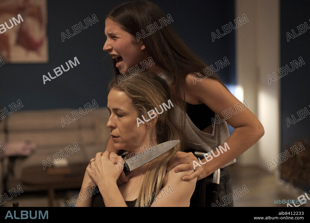 JANA SAN ANTONIO y SILVIA ABASCAL en ASOMBROSA ELISA, 2022 (AMAZING ELISA), dirigida por SADRAC GONZALEZ-PERELLON. Copyright La Charito Films / TV3.