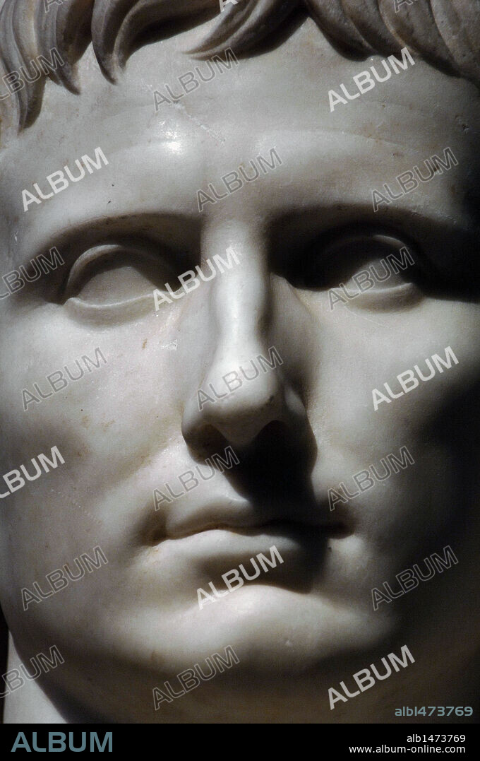 AUGUSTO, Cayo Julio Cesar Octaviano (61 a. C. -14). Primer emperador romano e hijo adoptivo y heredero de César. ESTATUA DE AUGUSTO COMO PONTIFICE MAXIMO. Detalle. Hallada en la Via Labicana (Roma). Mármol griego e itálico. Fechada en la última década del siglo I a. C. Palacio Massimo. Museo Nacional Romano. Roma. Italia.