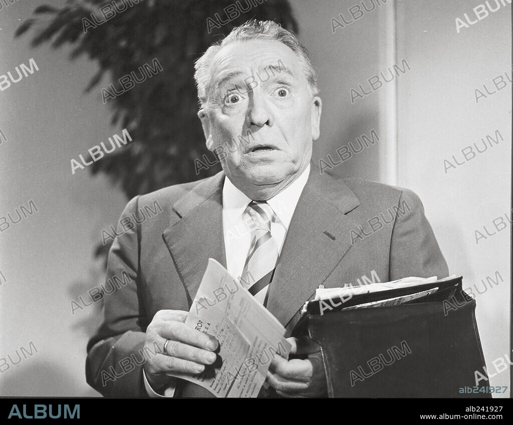 PACO MARTINEZ SORIA en ESTOY HECHO UN CHAVAL, 1977, dirigida por PEDRO LAZAGA. Copyright FILMAYER.
