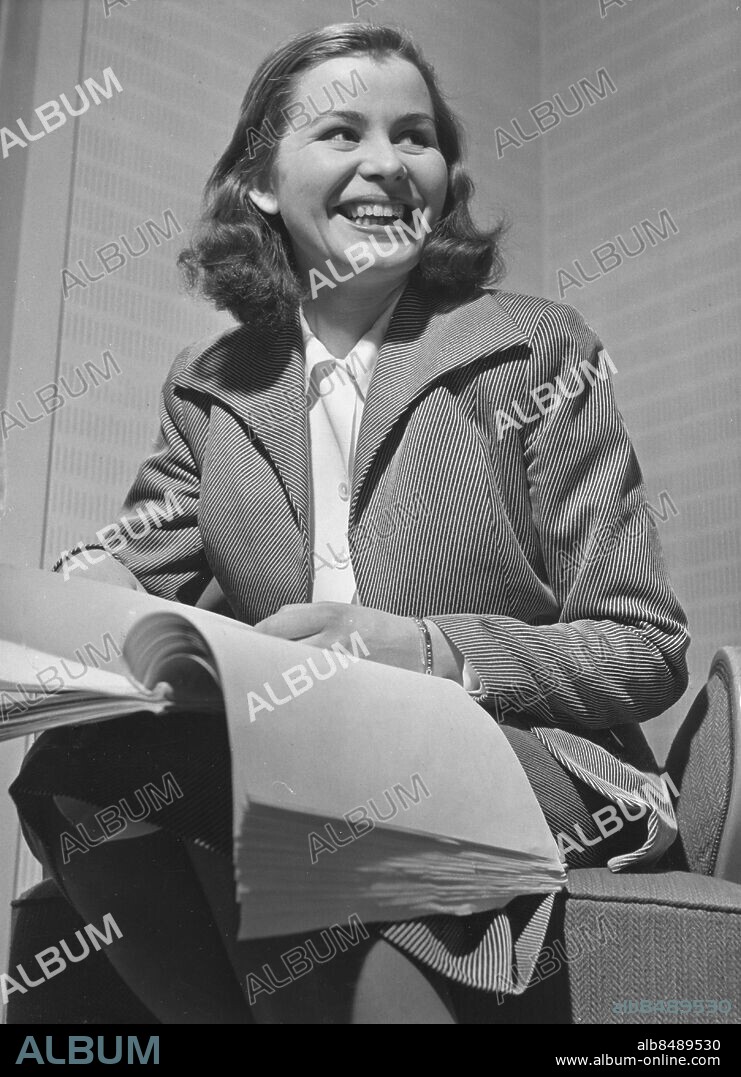 Orig. bildtext... Claudia, komedi av Rose Franken gavs 26/3 1951 (Annandag Påsk) med Maj-Britt Nilsson som Claudie. Anm. Skådespelare Manus Publ. i RiR 16/52 persons: MAJ-BRITT NILSSON sites: SVERIGE.