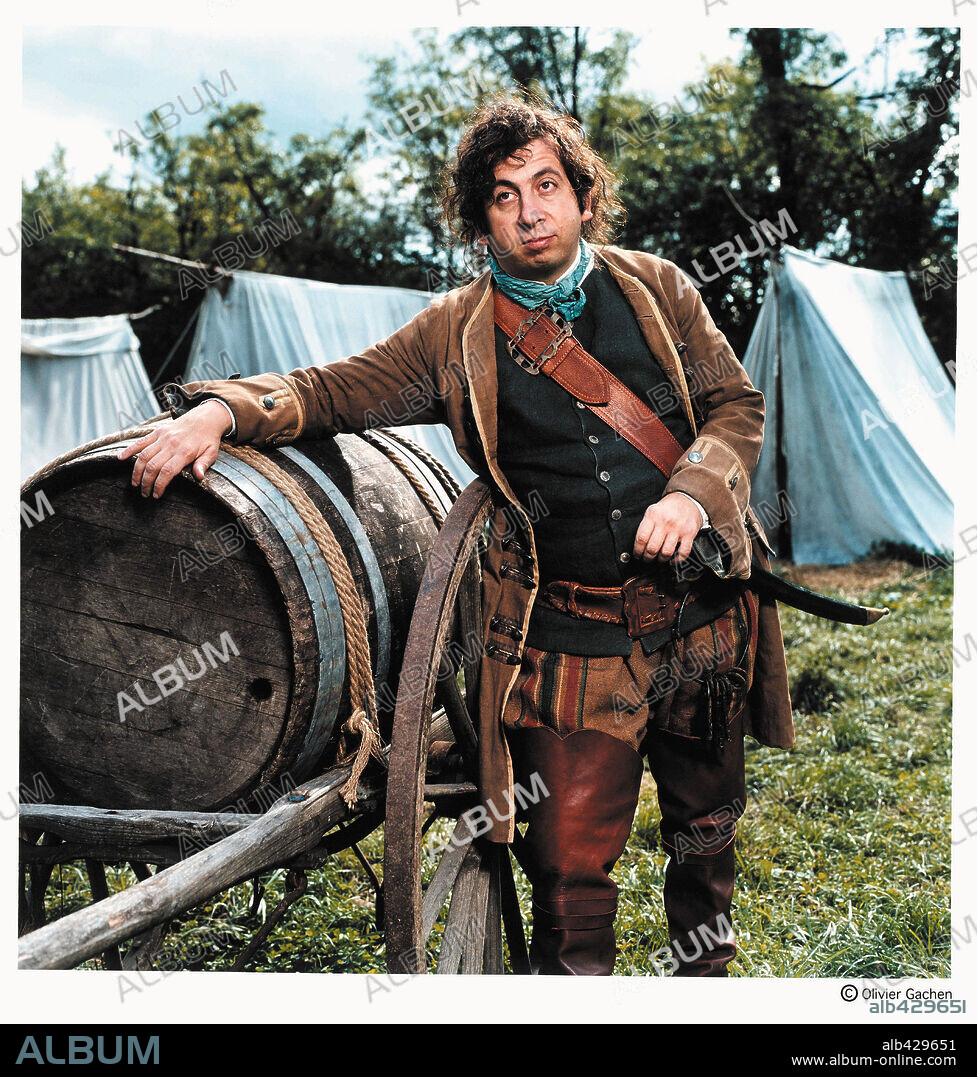 MICHEL MULLER in FANFAN LA TULIPE, 2003, directed by GERARD KRAWCZYK. Copyright CENTRE NATIONAL DE LA CINEMATOGRAPHIE/EUROPA CORP/ / GACHEN, OLIVIER.