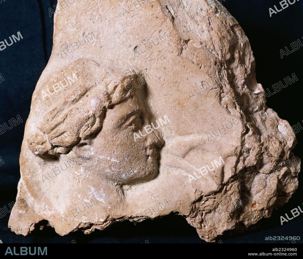 ARTE ROMANO. ESPAÑA. PLACA DE REVESTIMIENTO (fragmento) hecha de terracota. "CABEZA FEMENINA". Decoración de corriente neoática de la época de Augusto. Tamaño: 10,7 x 10 x 1'9 cm. Procede de Tarraco, la antigua Tarragona (Cataluña). Museu Episcopal del Vic. Provincia de Barcelona. Comarca de Osona. Cataluña.