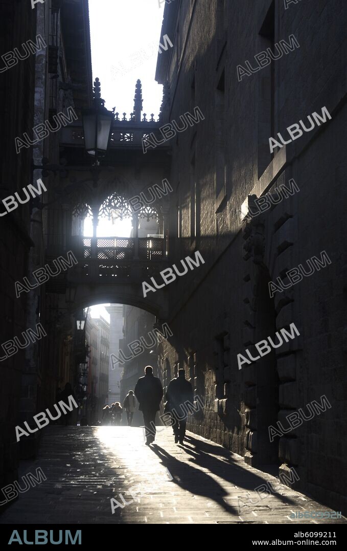 Barcelona; Calle / carrer del Bisbe (barrio gótico).