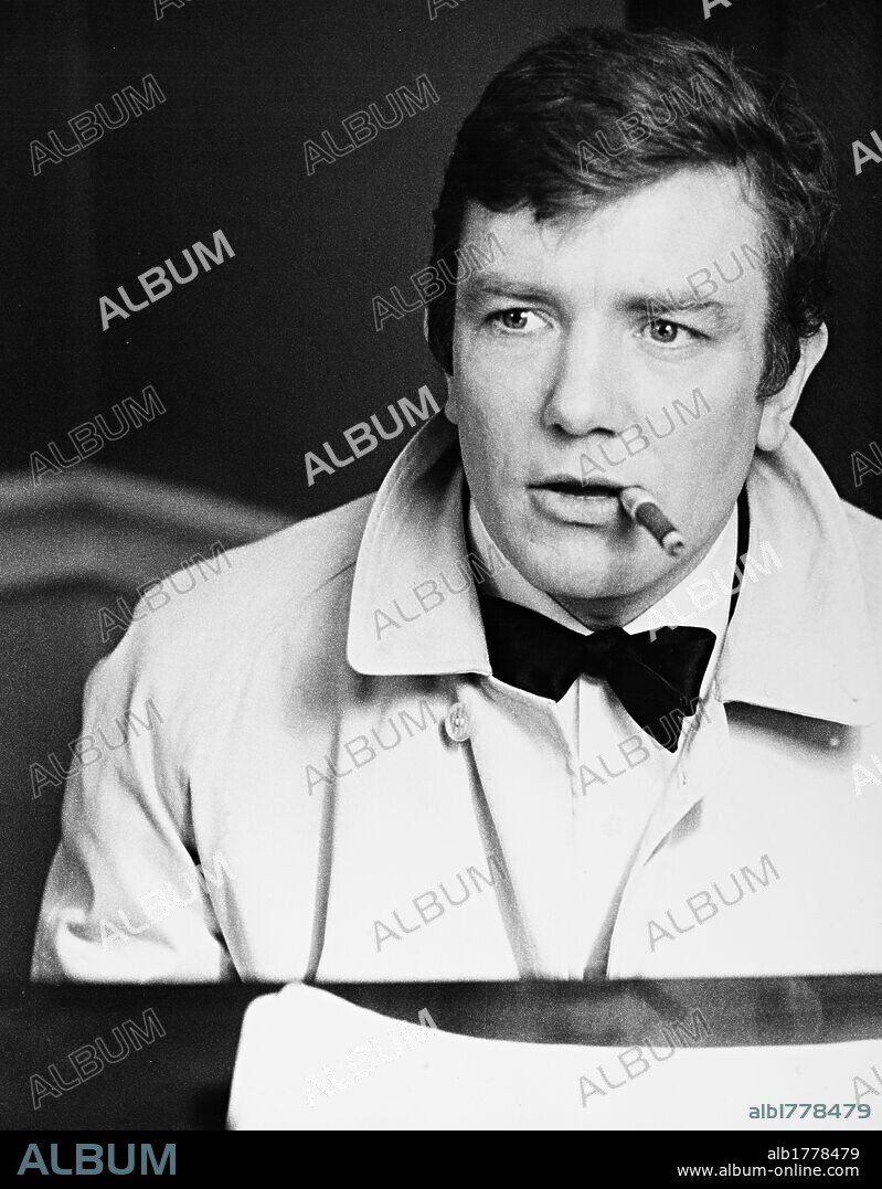 ALBERT FINNEY in GUMSHOE, 1971, directed by STEPHEN FREARS. Copyright COLUMBIA PICTURES CORPORATION.