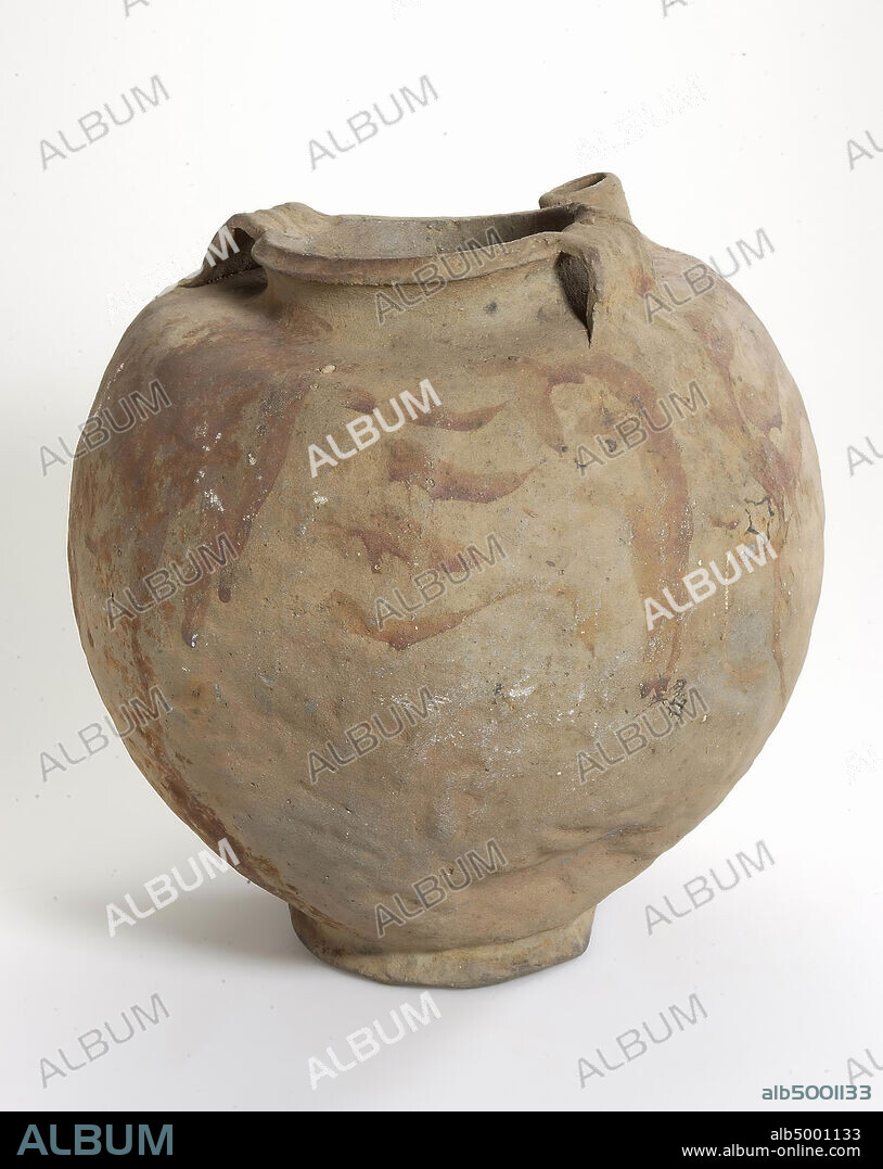 Tuitamfoor of Pingsdorf pottery. Misbaksel., Amphora, tuitamfoor, pottery (Pingsdorf), h: 25.8 cm, diam: 25.5 cm, lmeb 1000-1200 AD, The Netherlands, Gelderland, West Maas and Waal, Alphen, Maas.