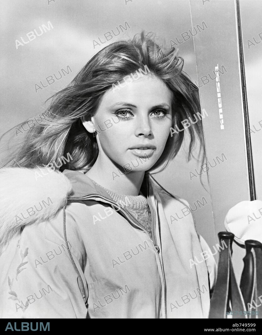 BRITT EKLAND en MI DOBLE EN LOS ALPES, 1967 (THE DOUBLE MAN), dirigida por FRANKLIN J. SCHAFFNER. Copyright WARNER BROTHERS.