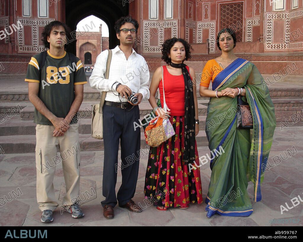 IRFAN KHAN, KAL PENN, SAHIRA NAIR and TABU in THE NAMESAKE, 2006, directed by MIRA NAIR. Copyright FOX SEARCHLIGHT PICTURES / NAIR, MIRA.