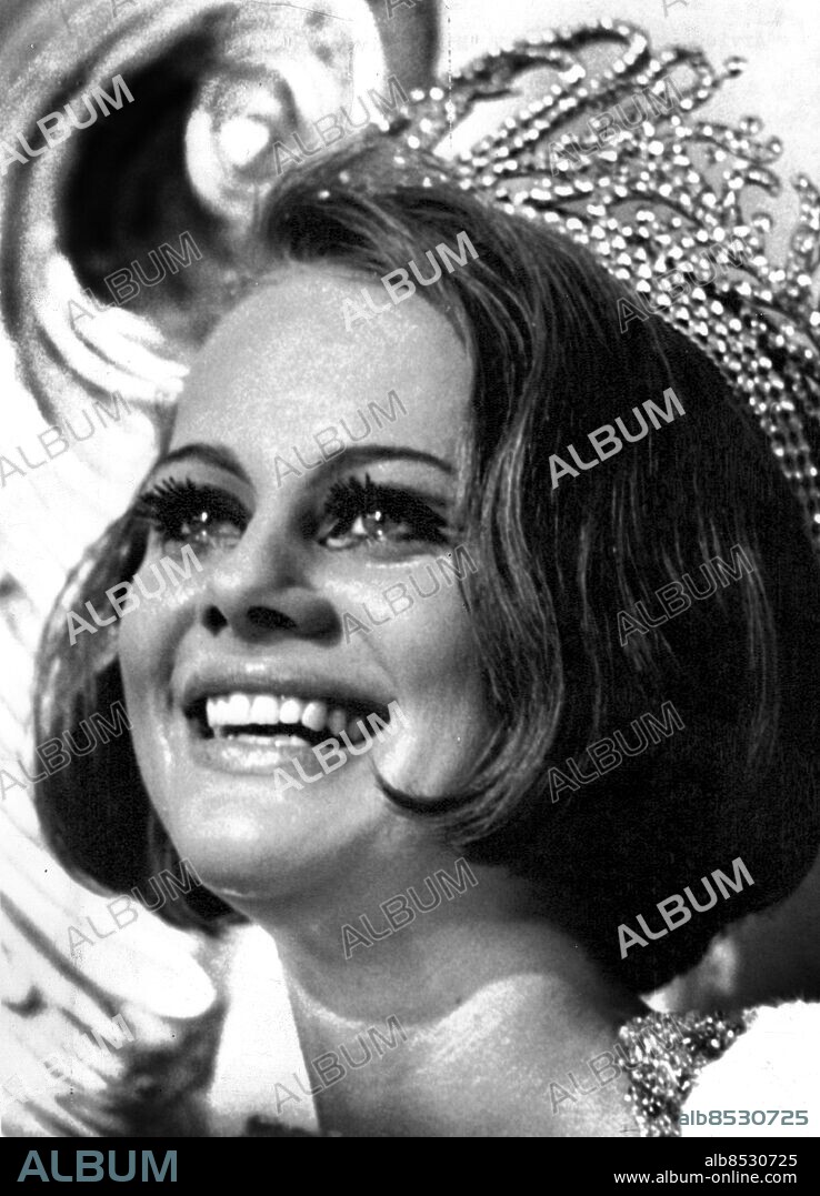 MIAMI BEACH 1966-07-17. Fröken Sverige Margareta Arvidsson från Vänersborg gråter glädjetårar med kronan på huvudet när hon som andra svenska kvinna någonsin kröns till Miss Universum vid skönhetstävlingen in Miami Beach, Florida, USA 17:e juli 1966.. Foto: UPI / TT / Kod: 450.