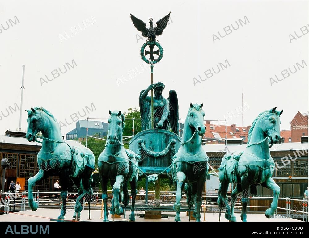 re: Berlin, Brandenburg Gate. (1788-91 build by C.G.Langhans, Quadriga 1793 by J.G. Schadow). Restauration of the quadriga in the workshop of the Museum für Verkehr und Technik 1990/91: the quadriga after restauration. Photo, 8.7.1991 (Thomas Gade).