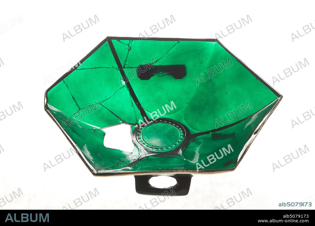 Genova, Museo del Tesoro della Cattedrale di San Lorenzo: il Sacro Catino. Manifattura romana (I - IV sec. d. C). o araba (IX - X sec. d. C.), vetro verde.. Emblema del museo e opera di incerta datazione, è ritenuto per tradizione il Santo Graal, recipiente usato da Nicodemo per raccogliere il sangue di Cristo nel momento della morte, ovvero il piatto usato per consumare l'agnello pasquale durante l'Ultima Cena. Considerato per secoli di smeraldo, si tratta invece di vetro verde soffiato in uno stampo, di forma esagonale; è dotato di due manici laterali.. La fonte di questa credenza è Jacopo da Varagine, il quale racconta nella Legenda Aurea che, durante la prima Crociata (XI secolo), i soldati genovesi al comando di Guglielmo Embriaco parteciparono alla presa della città di Cesarea (1101), entrando in possesso dell'oggetto.. L'arcivescovo Guglielmo di Tiro scrive nella seconda metà del XII secolo che i crociati avrebbero trovato in un tempio costruito da Erode il Grande il piatto di smeraldo e lo avrebbero comprato a caro prezzo. Ugualmente a caro prezzo lo rivendettero.. All'inizio del XIV secolo il cardinale Luca Fieschi ottenne il Catino in pegno del prestito di 9500 lire da lui fatto alla Compagna Comunis che nel 1327 riscattò il Catino e stabilì che in avvenire non potesse più essere impegnato né portato fuori dalla sacrestia della Cattedrale.. Jean Le Meingre detto Boucicault, governatore francese di Genova, nel 1409 ne avrebbe tentato il furto. Nel 1470 Anselmo Adorno lo descrive con precisione, anche se poi lo confonde con il piatto nel quale era stata posta la testa del Battista, anch'esso conservato in San Lorenzo.. Alla fine del Quattrocento si sparse la voce che anche Venezia stesse tentando la sottrazione. Nel 1522 l'esercito dell'imperatore Carlo V saccheggiò Genova, ma non riuscì ad impossessarsi del tesoro della Cattedrale sia per la resistenza dei preti sia perché la Repubblica di Genova pagò 1000 ducati al capitano che assediava la sacrest.