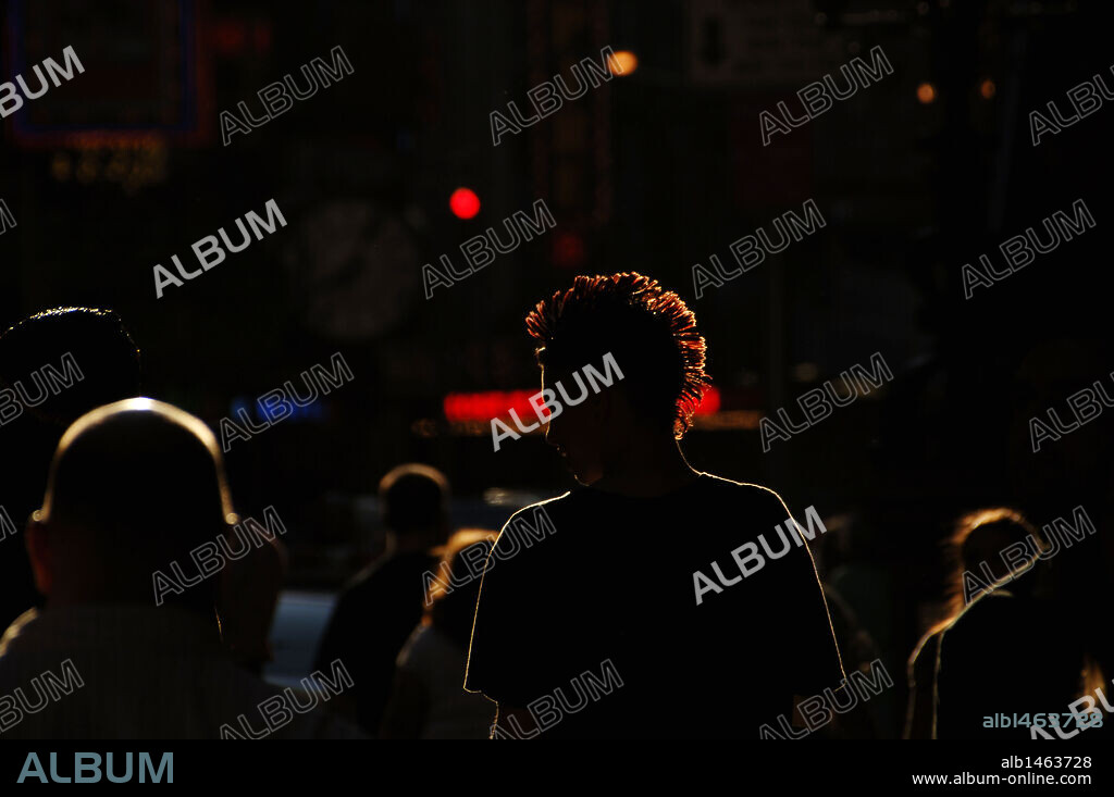 GENTE caminando de noche por Times Square. Nueva York. Estados Unidos.