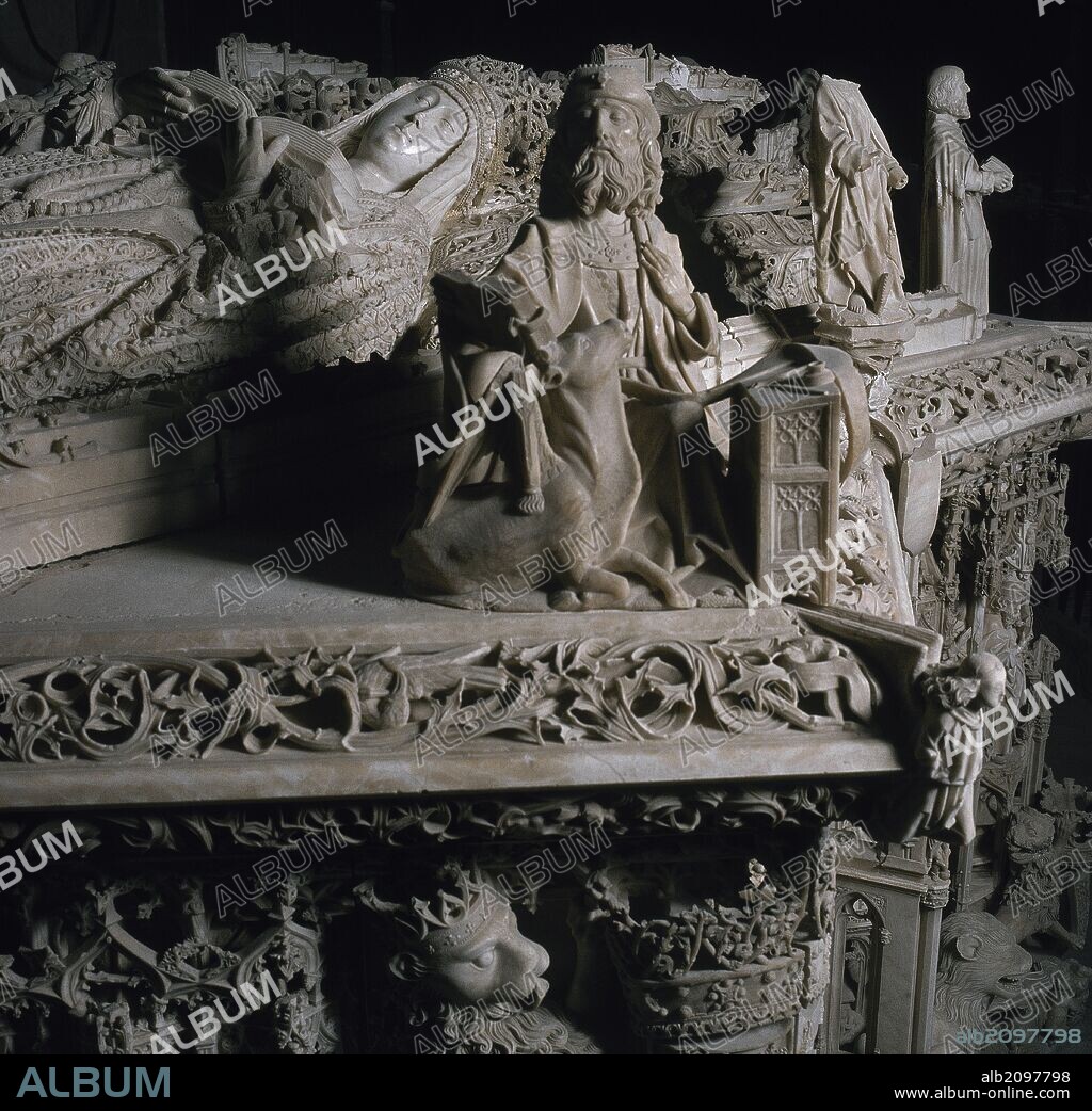ARTE GOTICO. SIGLO XV. ESPAÑA. SEPULCRO DE LOS REYES JUAN II E ISABEL DE PORTUGAL. Realizado en ALABASTRO por Diego DE SILOE en 1486. Tiene forma de estrella de ocho puntas imitando las bóvedas de crucería de la época. Se encuentra en el centro de la iglesia, de una sola nave. Detalle de la REINA ISABEL LEYENDO. CARTUJA DE MIRAFLORES. BURGOS. Castilla-León.