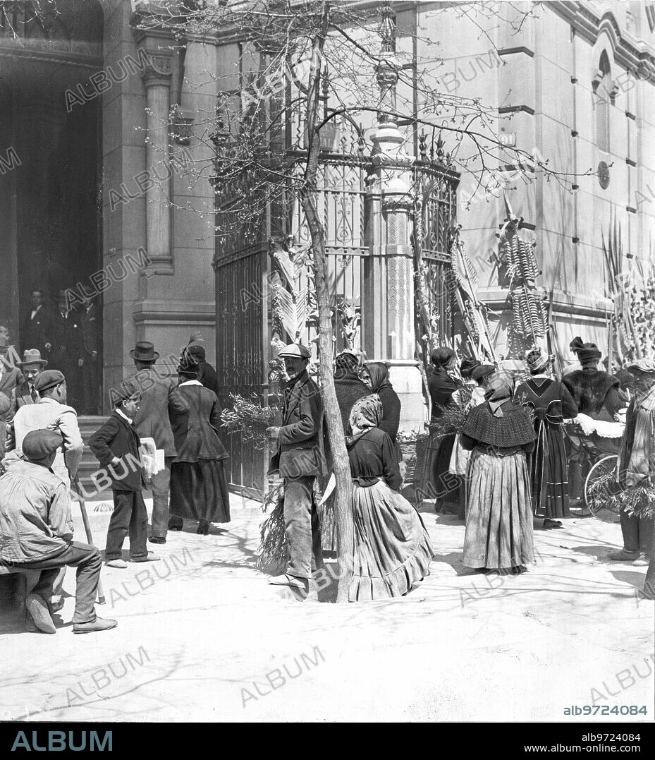 Madrid. 03/30/1917. Palm sellers at the door of the Church of San Manuel and San Benito.