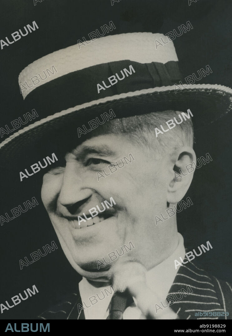 Maurice Chevalier (1888-1972), cantante y actor de cine francés.