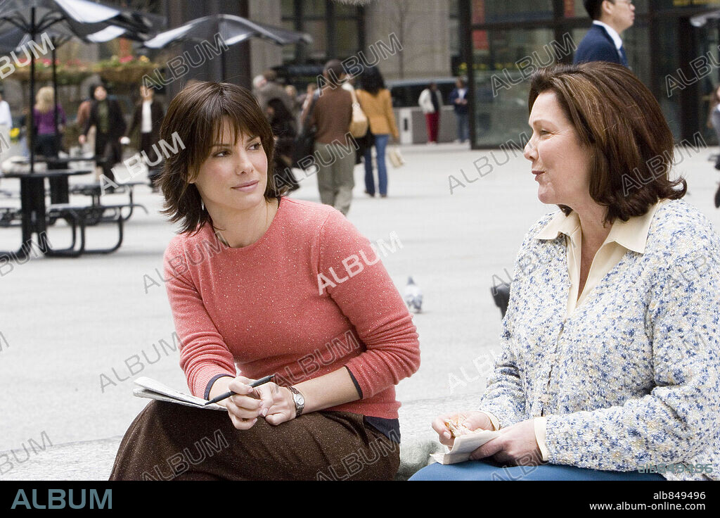 SANDRA BULLOCK and WILEKE VAN AMMELROOY in THE LAKE HOUSE, 2006, directed by ALEJANDRO AGRESTI. Copyright WARNER BROS. PICTURES / SOREL, PETER.