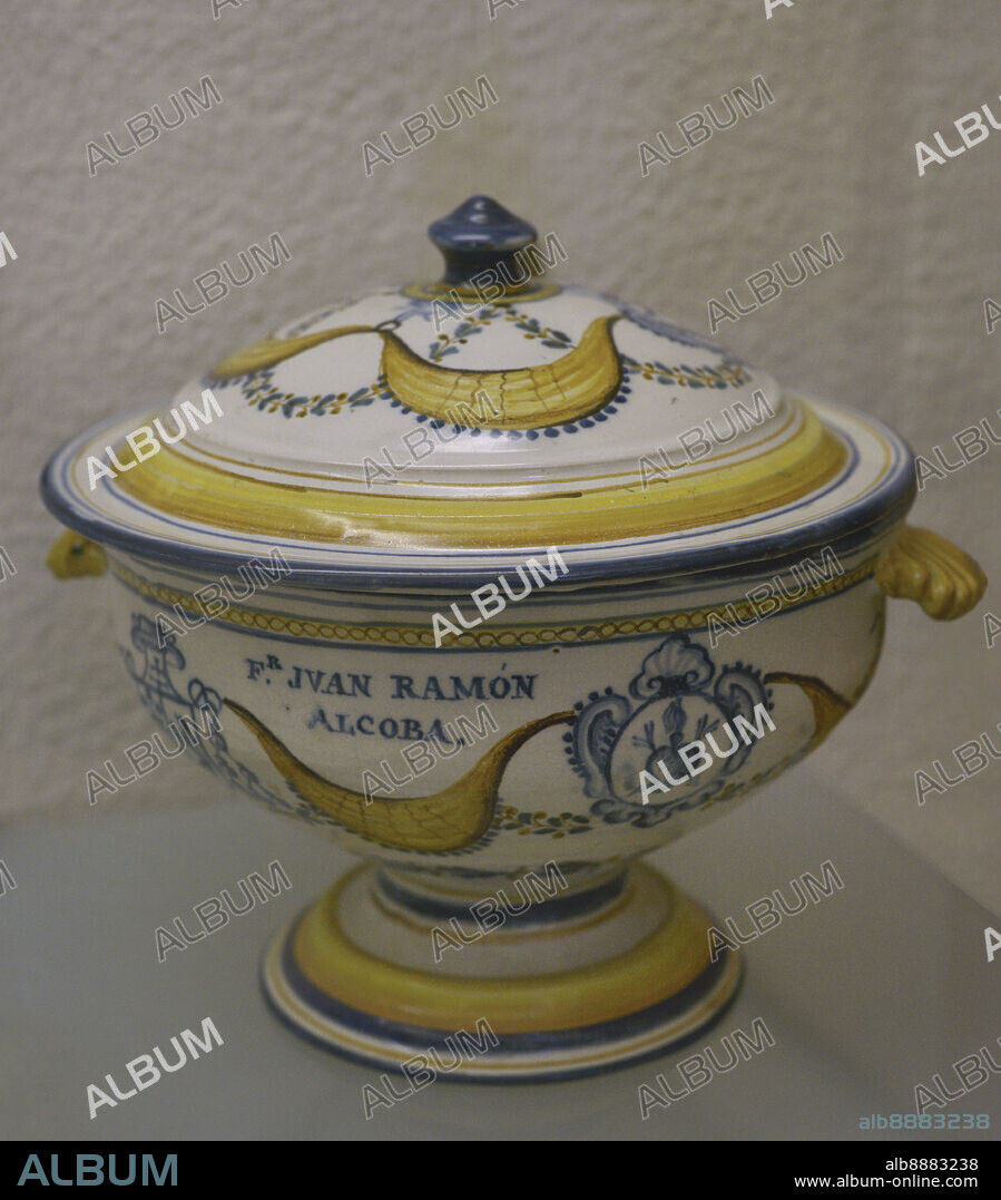 Sopera con tapa. Siglo XVIII. Cerámica. Procedente de Talavera de la Reina (provincia de Toledo). Aparece el nombre del propietario: Juan Ramón Alcoba. Museo Sefardí. Toledo. Castilla-La Mancha. España.