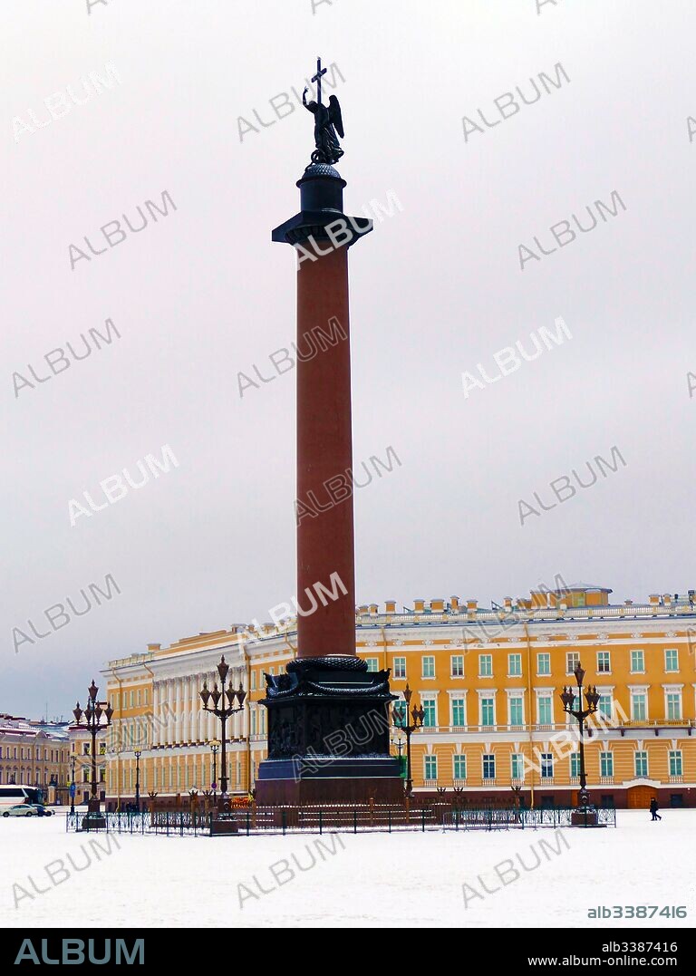 The Alexander Column in front of the General Staff Building on Palace Square in Saint Petersburg, Russia. Built between 1830-34, designed by Auguste de Montferrand. This red granite column (the tallest of its kind in the world) is 47.5 metres high and weighs some 500 tons.