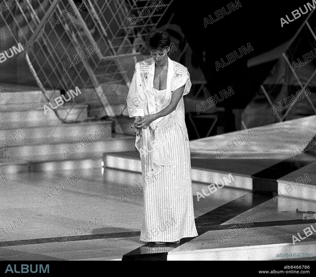 Göteborg 1985-05-04. Melodifestival 1985, programledare Lill Lindfors tappar kjolen i direktsändning. Foto: GP . Kamerareportage *** Local Caption *** Bl 82. GP.