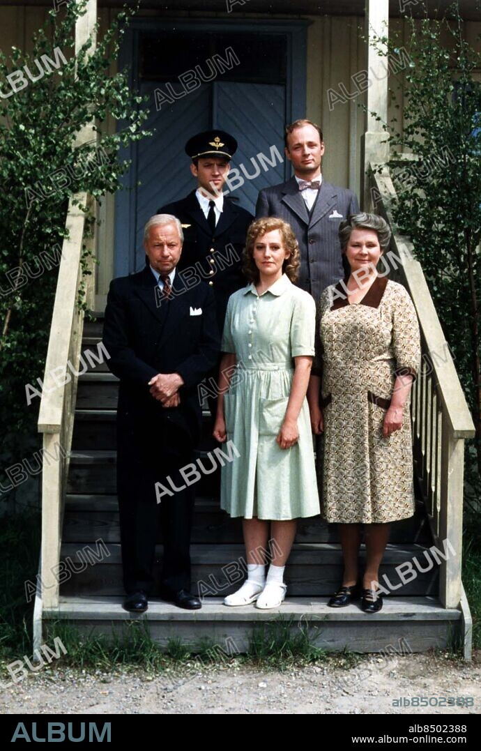 OKÄNT FOTODATUM.. TRE KÄRLEKAR Tv-serie med manus och regi av Lars Molin om en familj i sönderfall och sammanhållning. En släktkrönika från Sverige 1944. Sänt första gången 1989-03-13 Tre kärlekar sänds i SVT1 måndagen den 12 januari 1998, del 1:8. Motiv: Bakre raden fr. vänster: Gösta (Samuel Fröler), Orvar (Gustav Levin), främre raden fr. v. Egon Nilsson (Ingvar Hirdwall), Britta Nilsson (Lena T Hansson), Ester Nilsson (Mona Malm). Foto: Carl-Johan Söder/SVT Bilden får endast användas i programpresenterande sammanhang. Vid publicering skall alltid fotografens namn, SVT och programmets titel anges. persons: SAMUEL FRÖLER;GUSTAV LEVIN;INGVAR HIRDWALL;LENA T HANSSON;MONA MALM sites: SVERIGEBilden får endast användas i programpresenterande sammanhang. Fotografens namn, Sveriges Television samt programmets titel skall alltid anges.