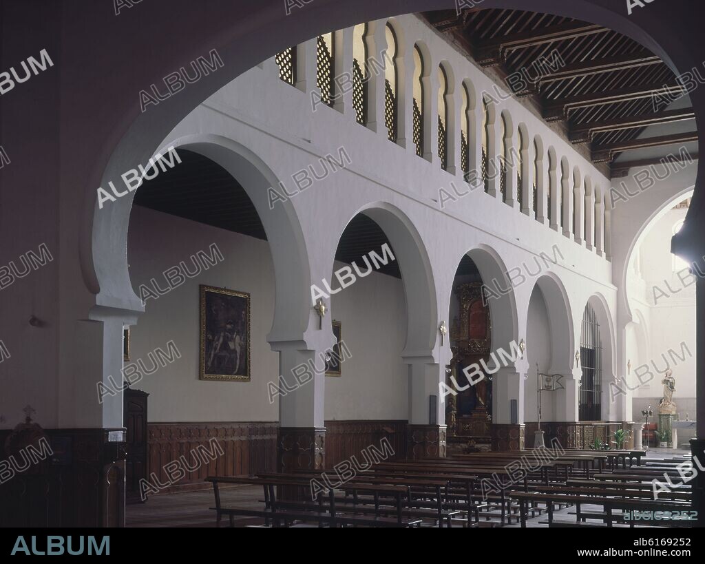 INTERIOR-ARCOS DE HERRADURA ENCALADOS,GALERIA ALTA,CELOSIAS-S XIII.