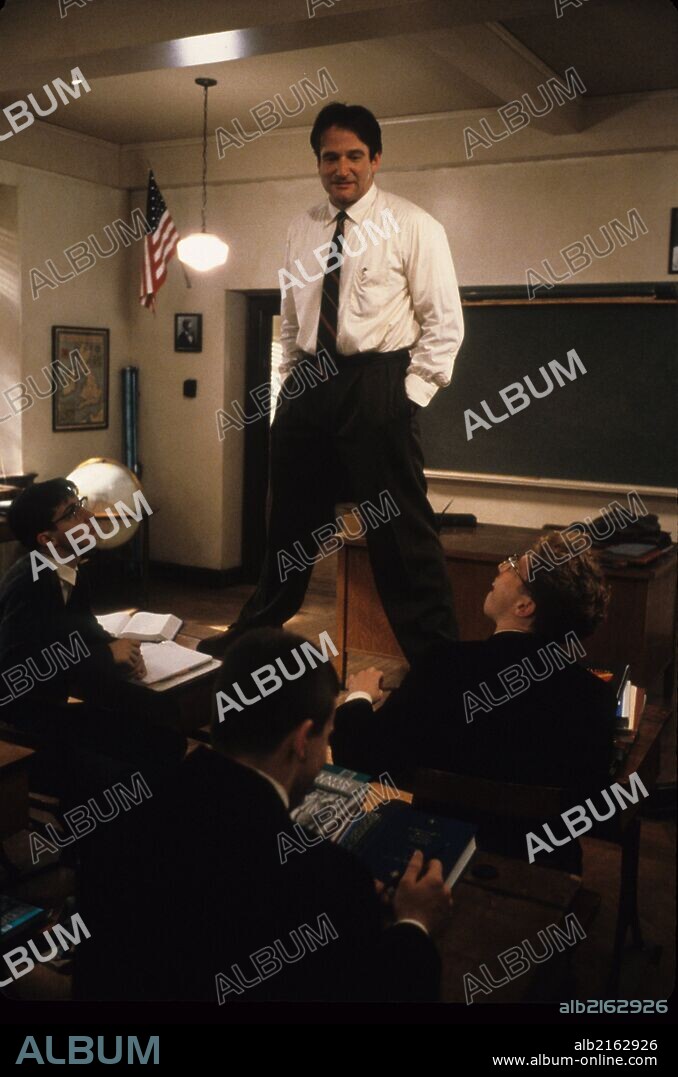 ROBIN WILLIAMS en EL CLUB DE LOS POETAS MUERTOS, 1989 (DEAD POETS SOCIETY), dirigida por PETER WEIR. Copyright TOUCHSTONE PICTURES.