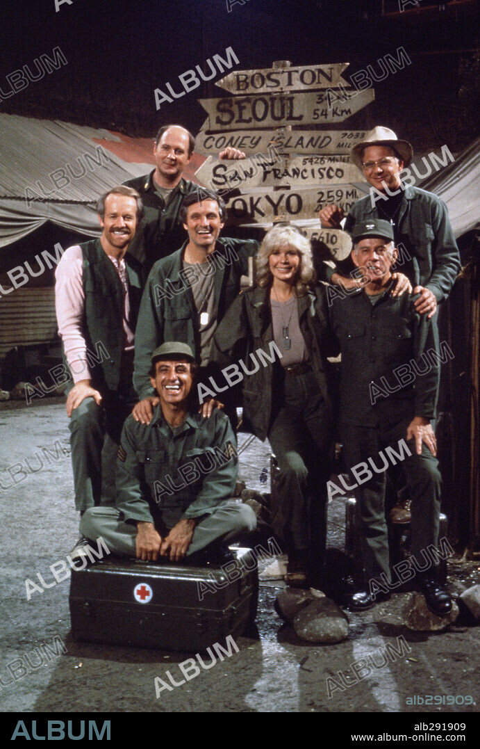 ALAN ALDA, DAVID OGDEN STIERS, HARRY MORGAN, JAMIE FARR, LORETTA SWIT and MIKE FARRELL in M*A*S*H, 1972. Copyright 20TH CENTURY FOX TV.