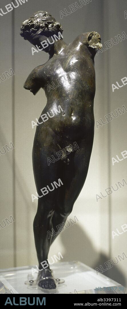 Hermafrodita o Joven danzante. Estatua en bronce (altura: 43.2 cm). Epoca romana, finales siglo I d.C.-comienzos siglo II. Procedente de la villa romana de "El Ruedo" (Córdoba). Hermafrodita era hijo de Hermes y Afrodita. En la escultura se observa la postura tradicional de hermafroditas danzantes de ambientes dionisíacos. Museo Arqueológico de Córdoba. Andalucía. España.