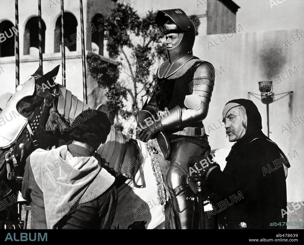 TONY CURTIS y TORIN THATCHER en CORAZA NEGRA, 1954 (THE BLACK SHIELD OF FALWORTH), dirigida por RUDOLPH MATE. Copyright UNIVERSAL PICTURES.