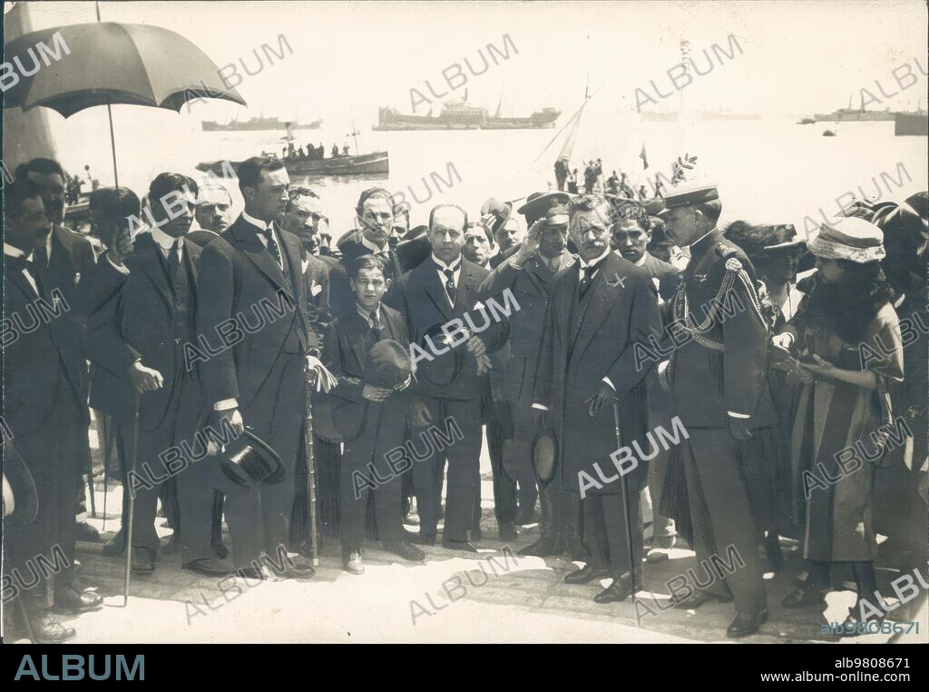 Junio 1919. El presidente de Brasil en Portugal. El doctor Epitacio Pessoa (X), primer magistrado de la república Brasileña, al desembarcar en Lisboa.