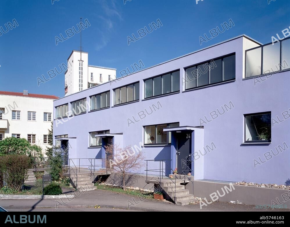 LUDWIG MIES VAN DER ROHE und MART STAM. Stuttgart (Baden-Württemberg), Weißenhofsiedlung, Häuser 28-30. (Drei Reihenhäuser; erb. 1927; Arch.: Mart Stam). Aussenansicht: Eingangsseite. Foto.