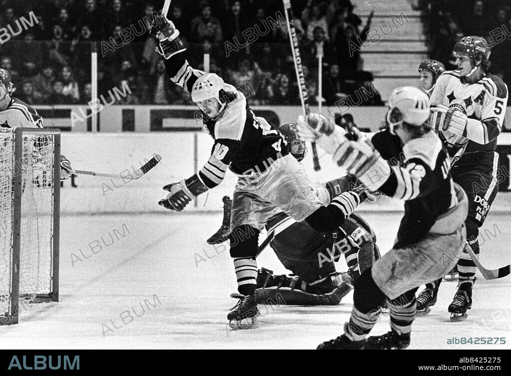 STOCKHOLM 1973-01-28. AIK:s Rolf "Råttan" Edberg jublar efter ett AIK-mål i mot Leksands IF i en ishockeymatch i SM-serien på Johanneshovs isstadion i Stockholm 28:e januari 1973. Leksand vann med 7-3 inför 10 505 åskådare.. Foto: Hans Jakobsson / EXP / TT / Kod: 20. **AFTONBLADET OUT**.