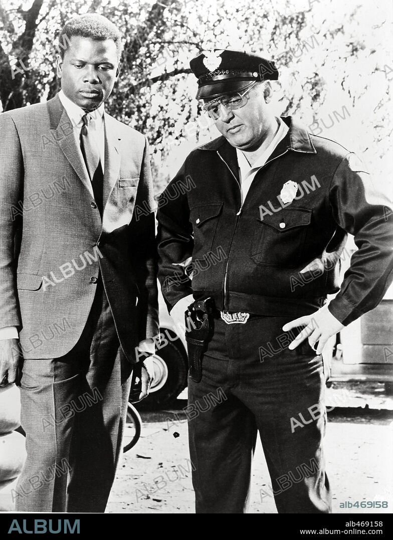 ROD STEIGER und SIDNEY POITIER in IN THE HEAT OF THE NIGHT, 1967, unter der Regie von NORMAN JEWISON. Copyright MIRISCH/UNITED ARTISTS.