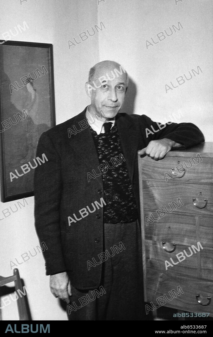 19460220. Josef Frank, österrikisk arkitekt och formgivare, bosatt i Sverige från 1934. Frank arbetade bland annat för firman Svenskt Tenn i Stockholm.. Foto: Dagens Nyheter Kod: 192.