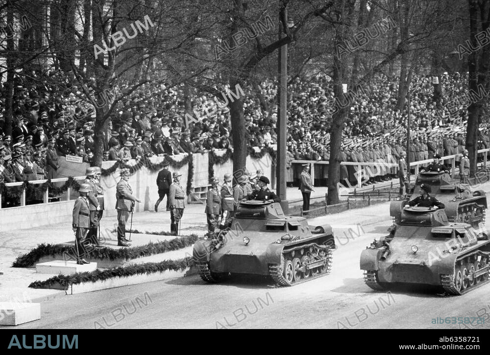 Hitler, Adolf; Politiker (NSDAP). 1889-1945. Parade der Wehrmacht auf der Ost-West-Achse (Charlottenburger Chaussee) in Berlin anläßlich des Geburtstages von Adolf Hitler am 20. April 1937: Hitler grüßt vorbeifahrende Panzertruppen. Foto.