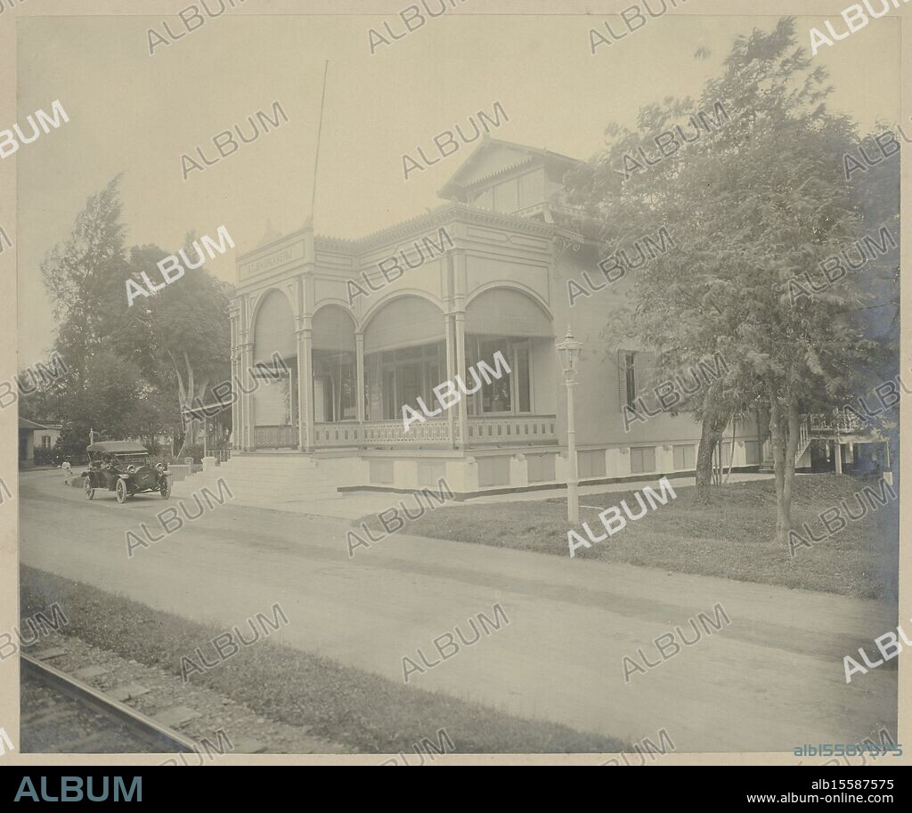 Aceh Printing Factory, View of the Aceh printing factory in Banda Aceh, 1914. A car is parked along the road near the stairs. Photo mounted on cardboard. Part of a group of nine photos about the Aceh printing house., photograph, anonymous, Banda Atjeh, 1914, photographic support, gelatin silver print, height, 228 mm × width, 272 mm, height, 350 mm × width, 430 mm.