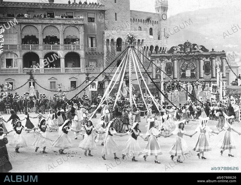 Abril 1914. Grandes Fiestas en Mónaco. Pintoresco baile ante el palacio de S. A. S. el príncipe Alberto I, cuyo Xxv aniversario de reinado se Celebra estos Días.