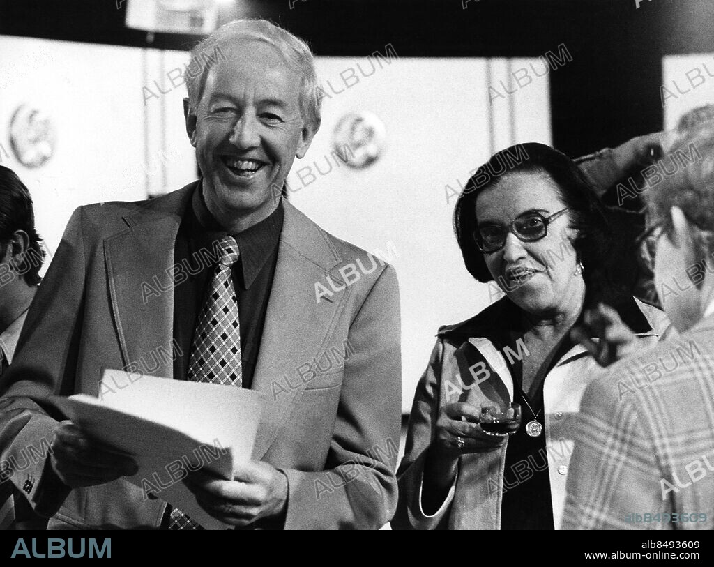 STOCKHOLM 1977-12-11. Bengt Feldreich (t.h.), TV-producent, och Rosalyn Yalow, nobelpristagare i medicin, under inspelningen av Snillen spekulerar som har 20-årsjubileum.. Foto: Ragnhild Haarstad / SvD / TT / Kod: 11014.