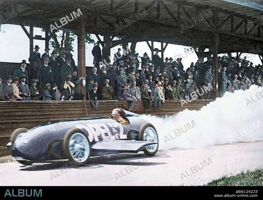 Opel, Fritz von Industrieller, Motorsportler. Rüsselsheim 4.5.1899 - Samedan 8.4.1971. Opel in seinem Wagen mit Sander-Pulverraketenantrieb (Opel-Sander-Rakwagen 2) auf der Avus in Berlin. Foto, um 1928; digital koloriert.